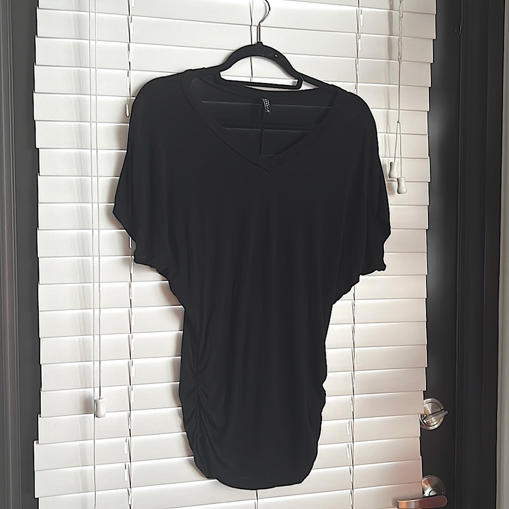 Super Cute & Soft Black V-Neck top with Ruched Sides! Soo Flattering! 😍💕 👚